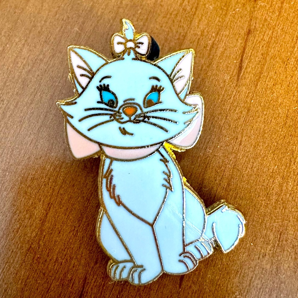 Marie Aristocats Disney pin 2010 gold hardware
